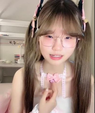 甜美可愛05後雙馬尾美少女，長相太甜了，坐男友身上握著手賣力騎行，呻吟壹聽就硬